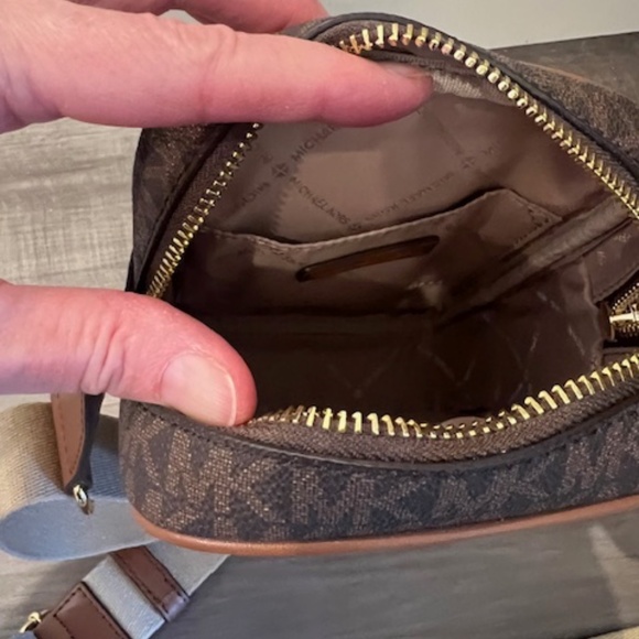 Cross Body, Michael Kors small bag - Picture 2 of 6